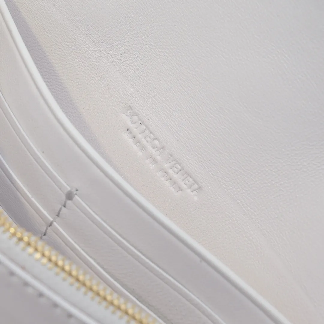 Batch 1160 BV Andiamo clutch wallet is super high-end🤎🤎How come the long clutch bag is so exquisite~ The braided style bag surface paired with all-copper hardware is really warm and high-end. The bag body is super light and can be grabbed easily! It can store a lot of small items and large mobile phones ~ very practical for daily use. Style number: 1504 Size: 19*11.5*3